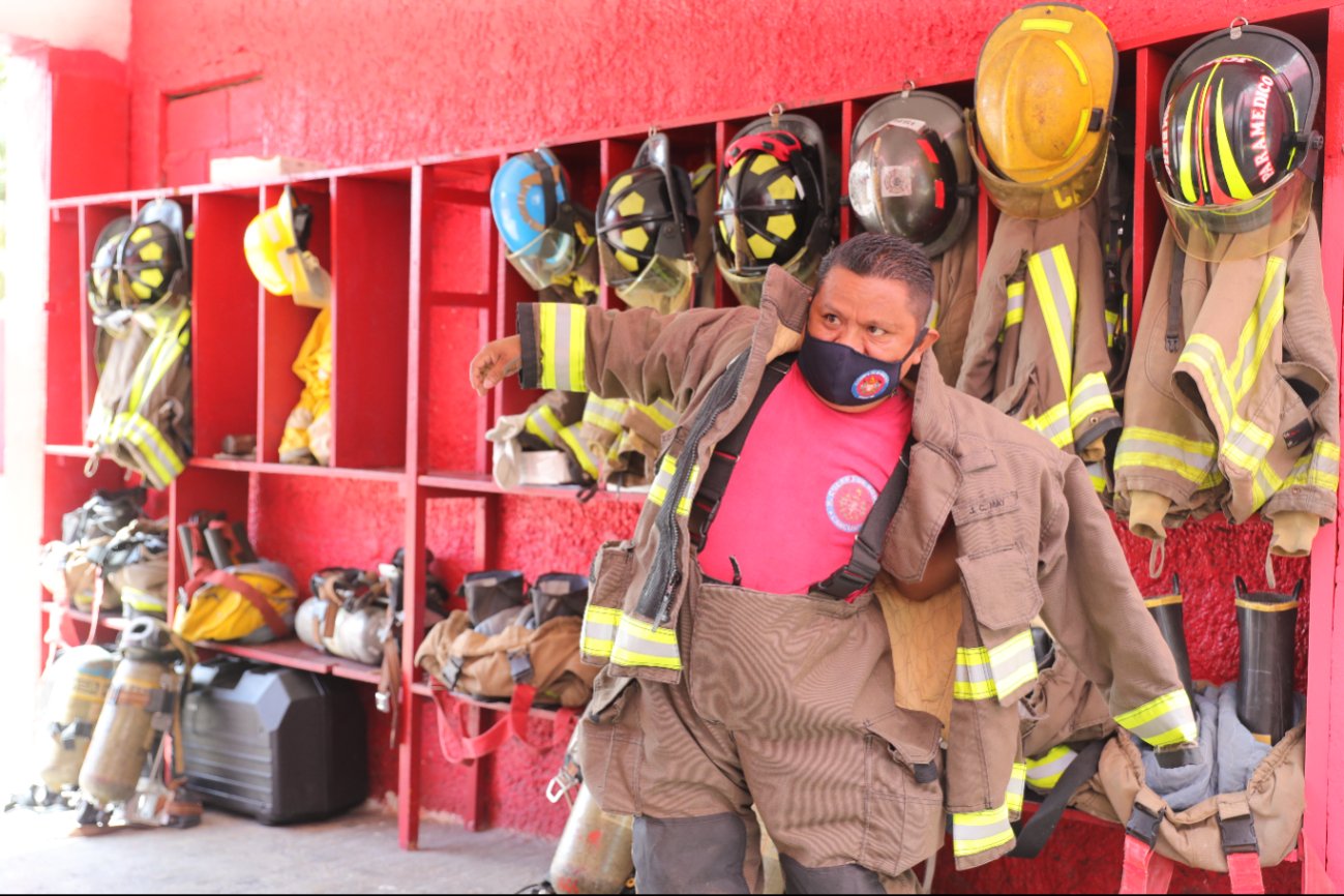 Pese al riesgo de su trabajo, los bomberos lidian con falta de recursos básicos para laborar