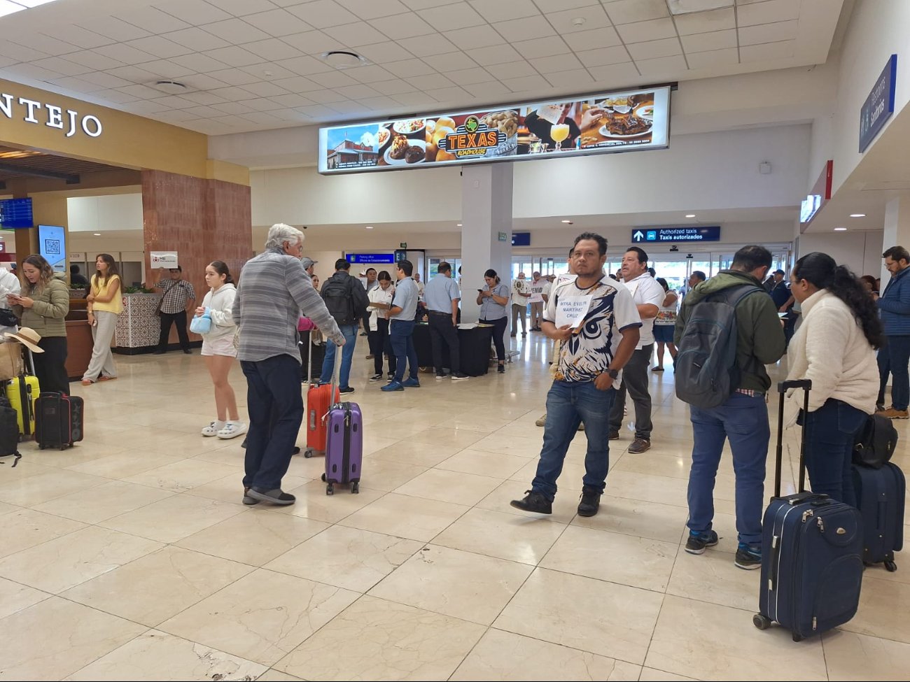 Usuarios mantienen la espera en el aeropuerto de Mérida