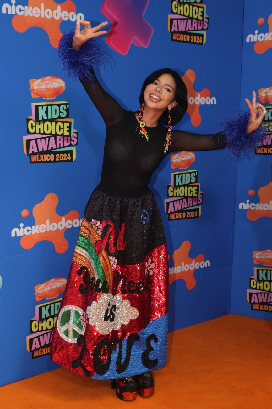 Ángela Aguilar es abucheada y le gritan "Cazzu, Cazzu" en los Kids Choice Awards 2024