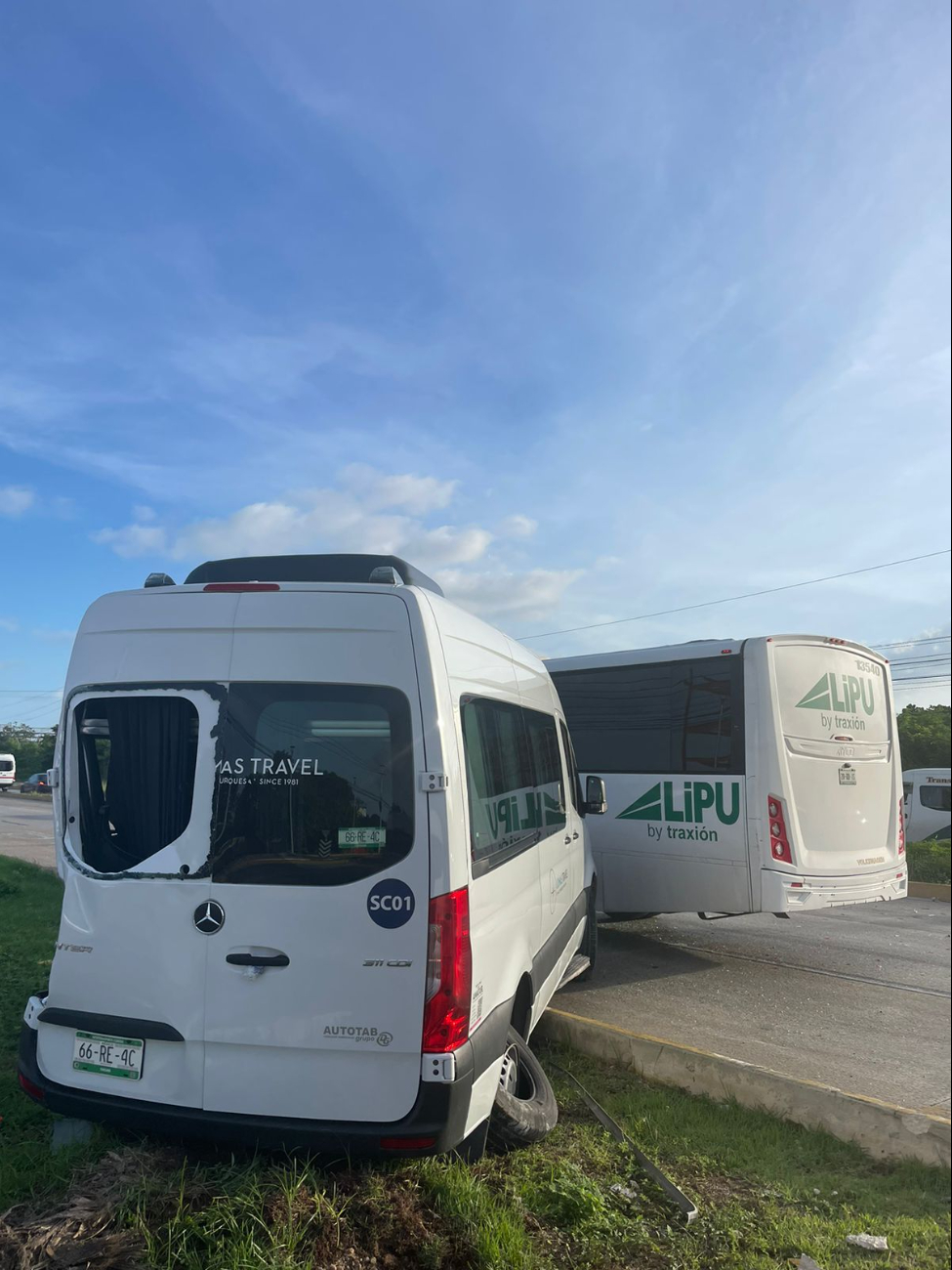 El autobús impactó contra una van de transporte turístico y un automóvil particular