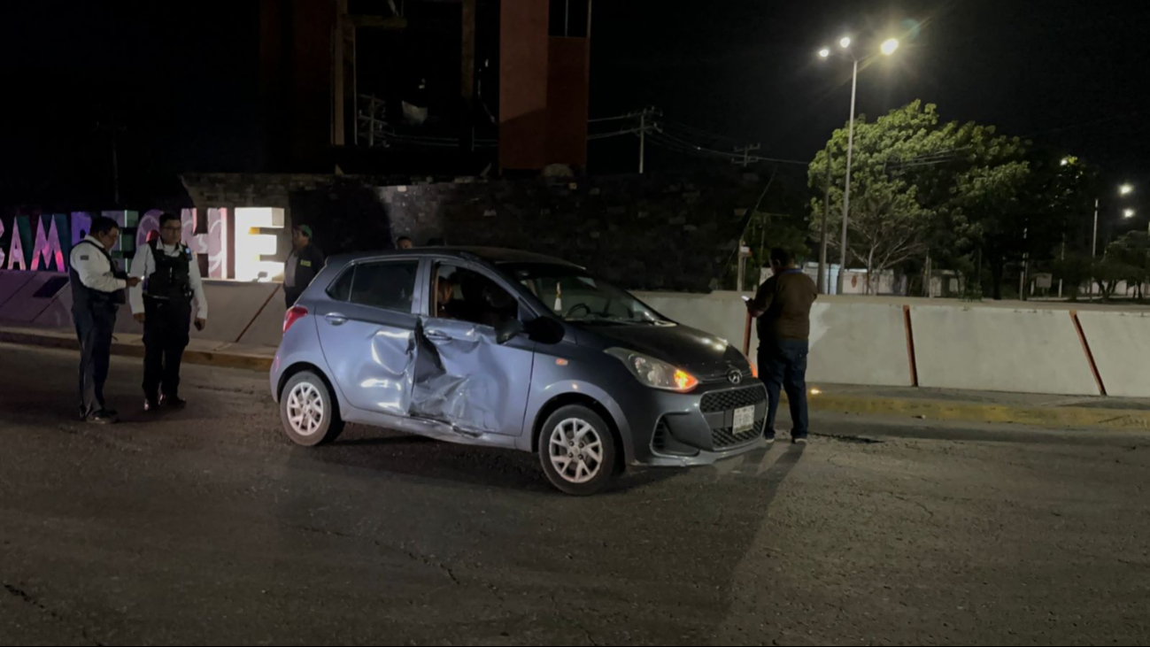 El joven chocó su motocicleta contra un auto compacto mientras viajaba a exceso de velocidad y en estado de ebriedad.