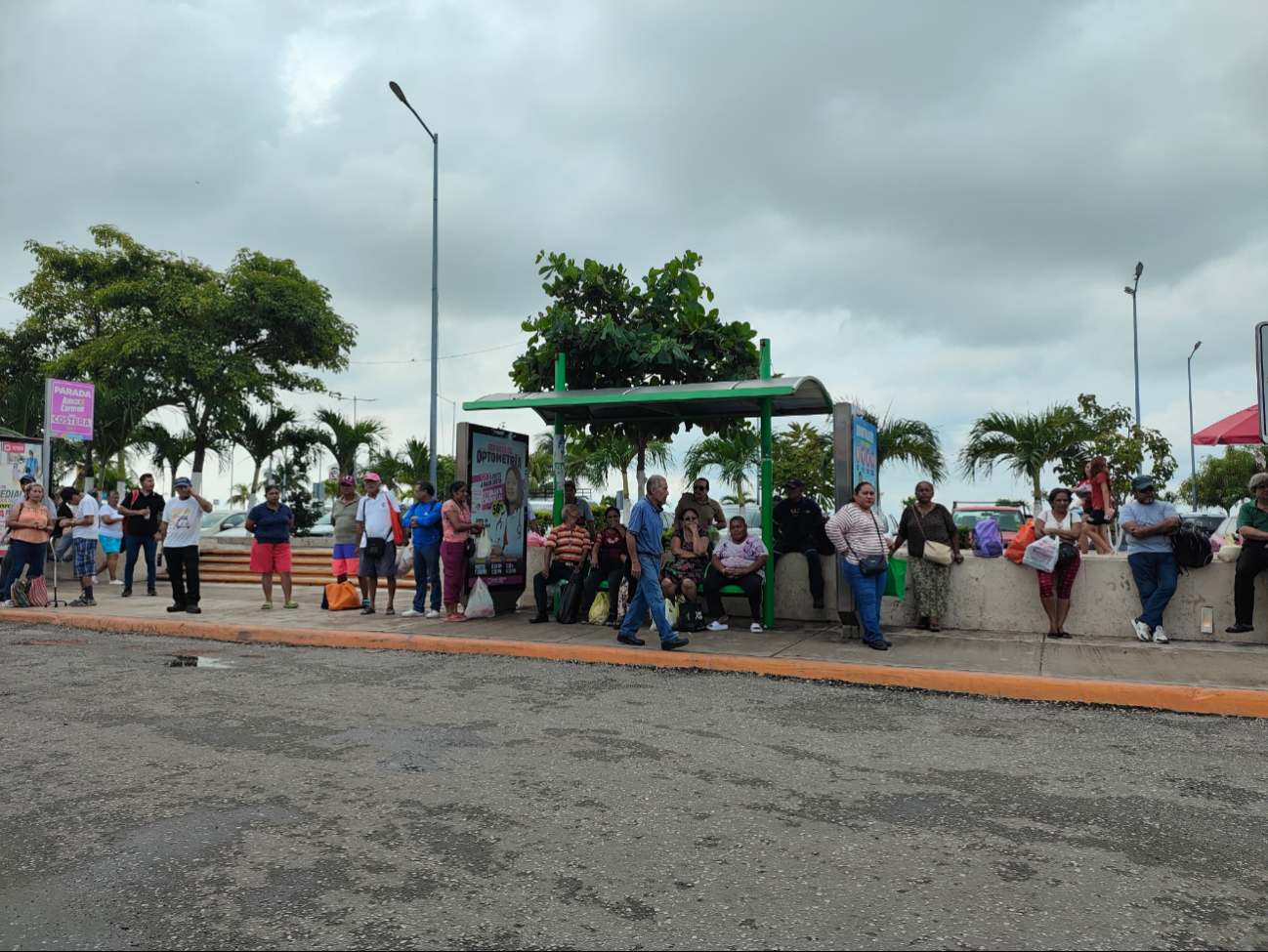 Habitantes de Ciudad del Carmen enfrentan problemas de transporte por lluvias