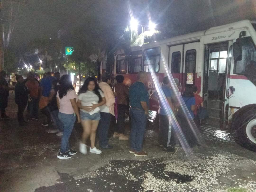 Habitantes de Ciudad del Carmen enfrentan problemas de transporte por lluvias / Perla Prado Gallegos