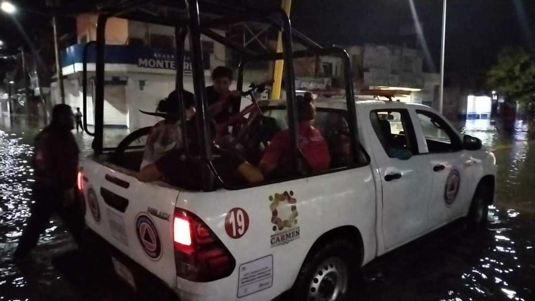 Habitantes de Ciudad del Carmen enfrentan problemas de transporte por lluvias / Perla Prado Gallegos