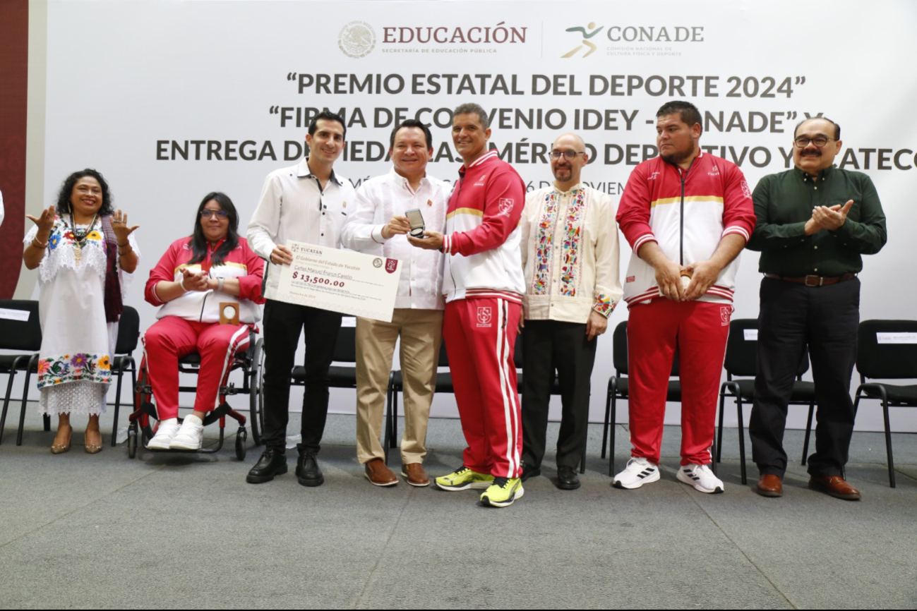 La ceremonia se realizó en la explanada del Palacio de Gobierno y se develó una placa conmemorativa