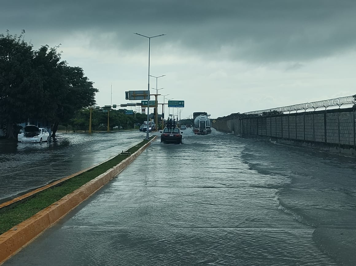 La marea alta contribuyó a la acumulación de agua pluvial y de mar en las calles.