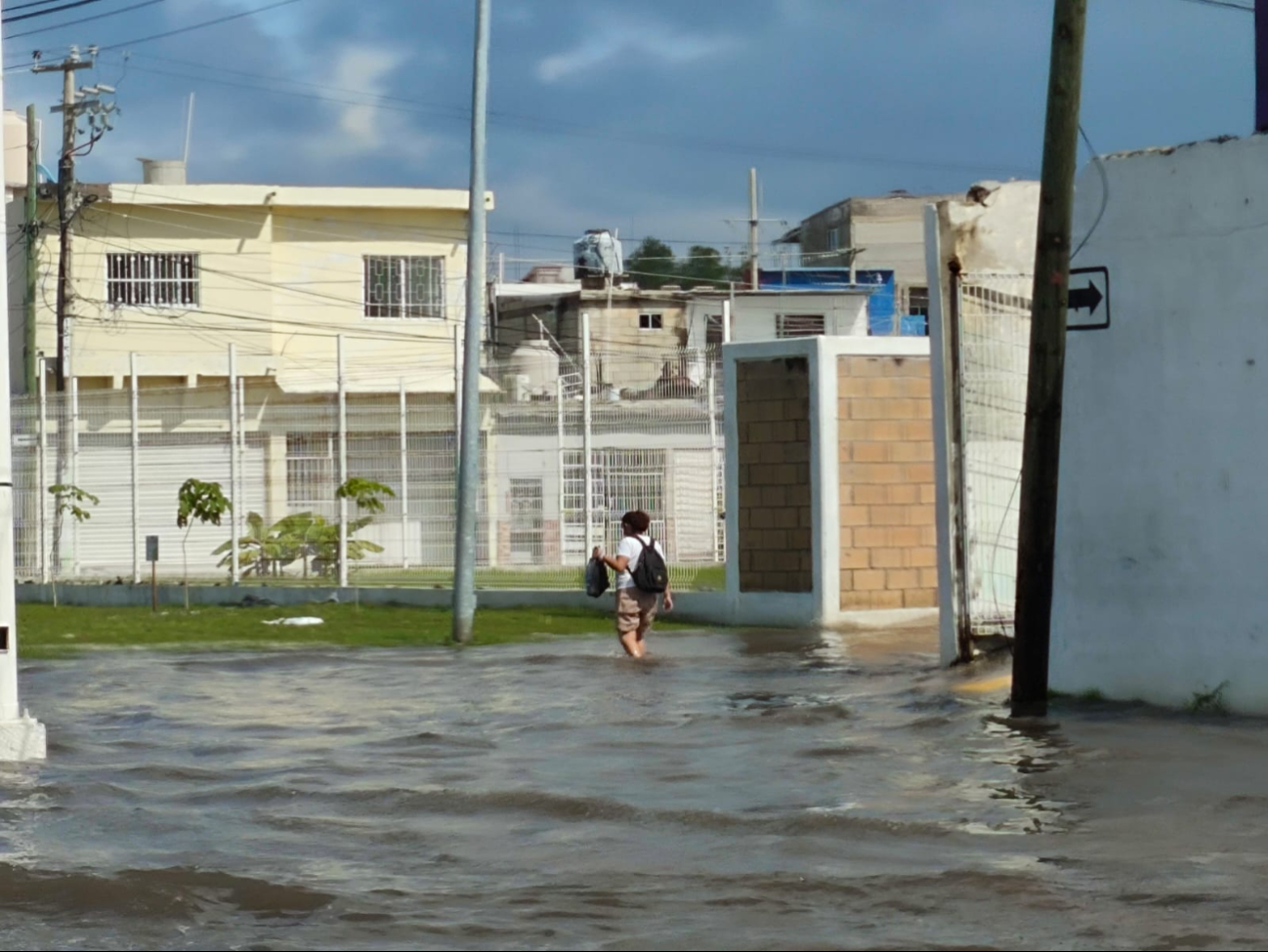 Las autoridades enfatizaron la importancia de mantener limpias las alcantarillas para evitar inundaciones futuras