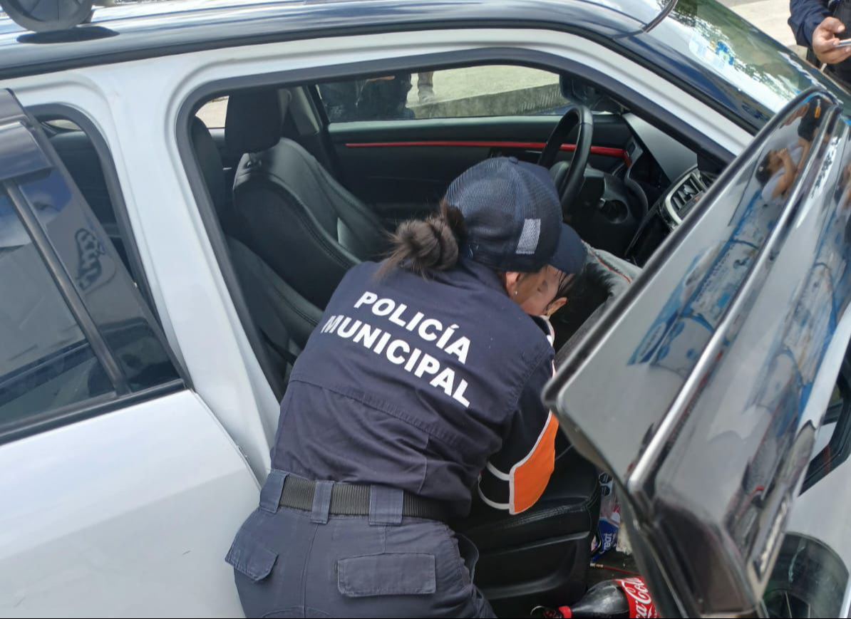 Niña queda atrapada adentro de vehículo en Playa del Carmen