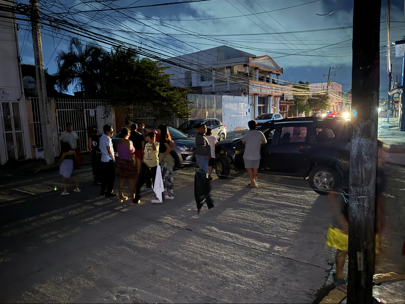 Vecinos de la Benito Juárez bloquean calles por falta de luz