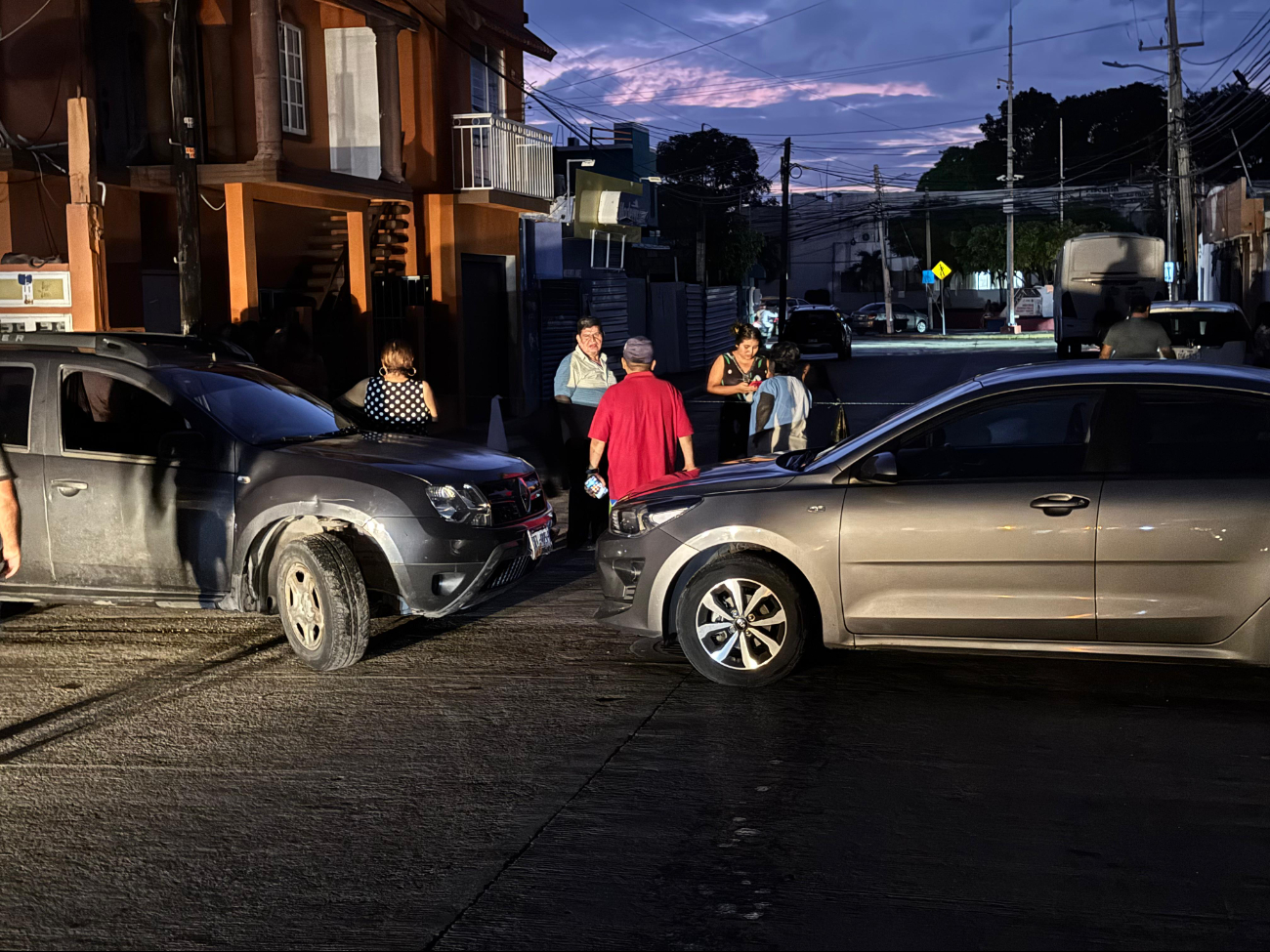 Vecinos de la Benito Juárez bloquean calles por falta de luz