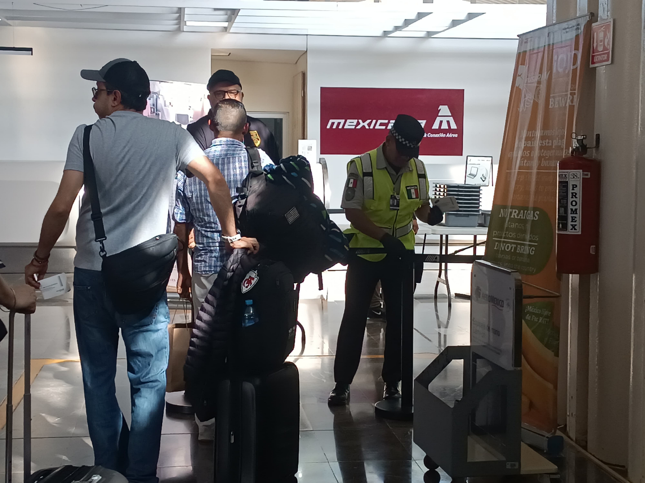 Los trabajadores de la empresa recomendaron que mejor compren los boletos en la ventanilla del aeropuerto para más seguridad o al call center a nivel nacional