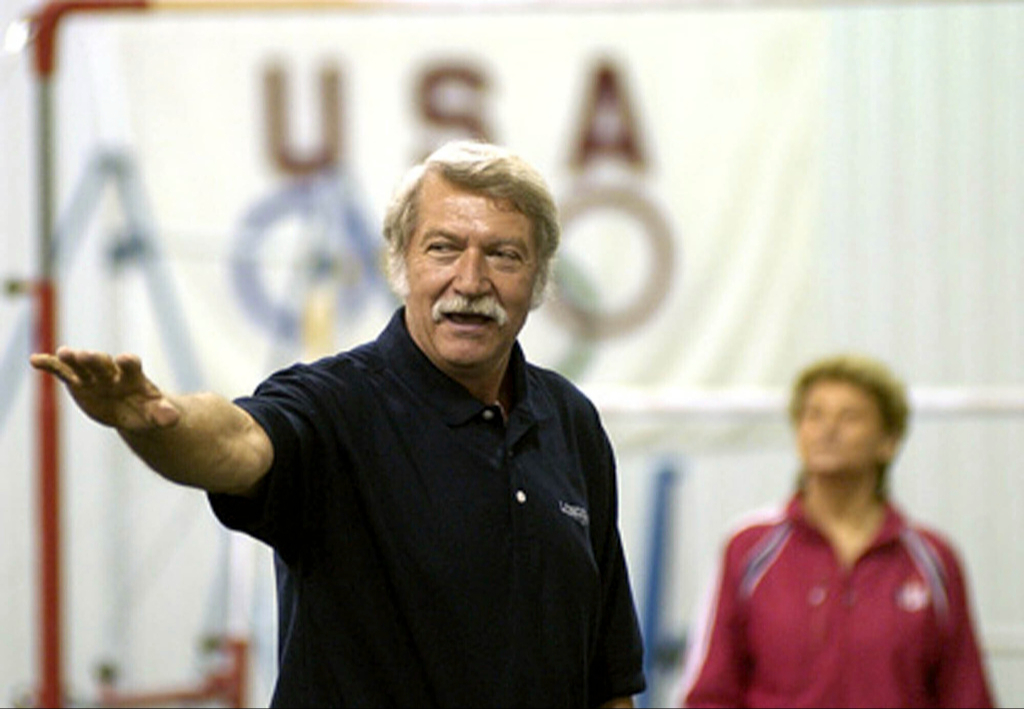 Bela Karolyi entre la barras y los anillos