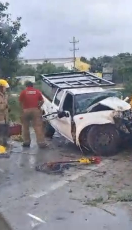 Bomberos acudieron al lugar para ayudar a los heridos en el accidente