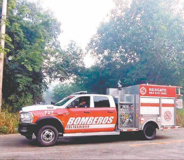 Bomberos llegaron al lote baldío apagando con éxito las llamas