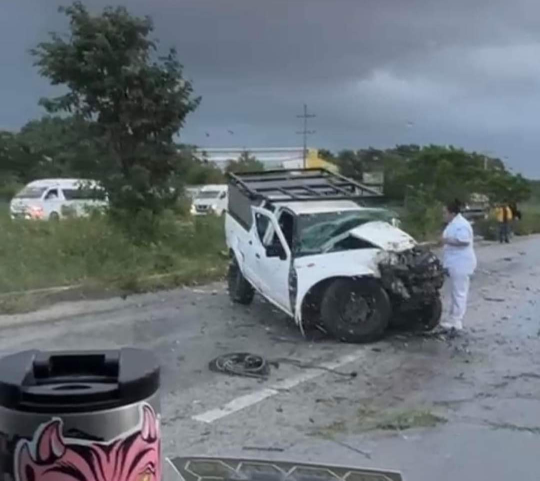 Terrible accidente en carretera Playa del Carmen-Puerto Juárez deja a chófer prensado