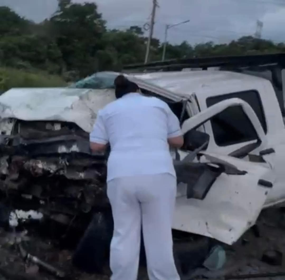 El pavimento mojado fue la causa del accidente, los conductores perdieron el control antes de chocar