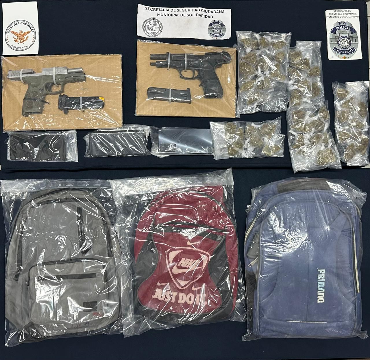 En la detención se confiscaron bolsas con sustancias ilegales y armas de fuego