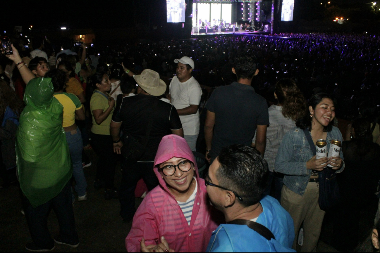 La lluvia no fue impedimento para disfrutar de la agrupación de música cumbiera.