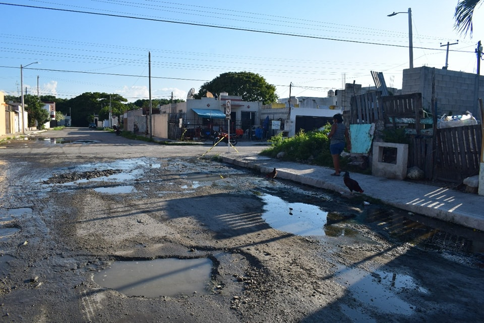 Progreso se llena de baches; reportan que vecinas se han caído por el lodo 