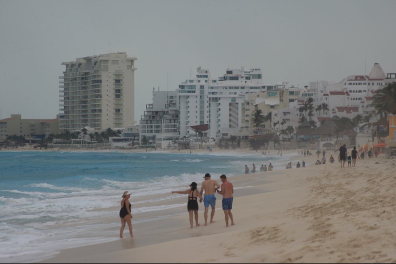 En algunas playas se han colocado banderas amarillas y rojas