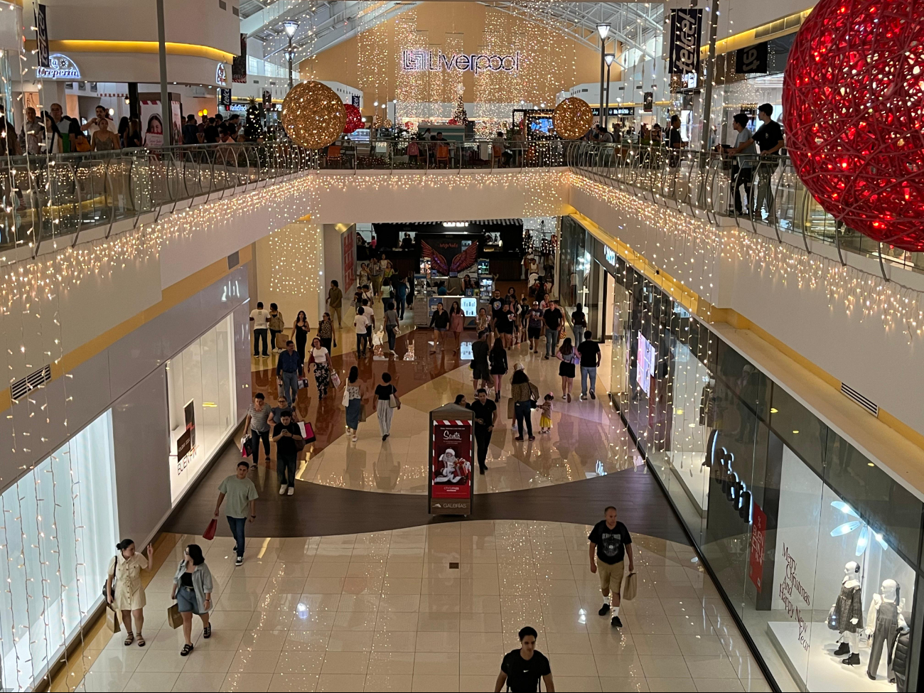 En las plazas comerciales ya se han instalado adornos y luces navideñas