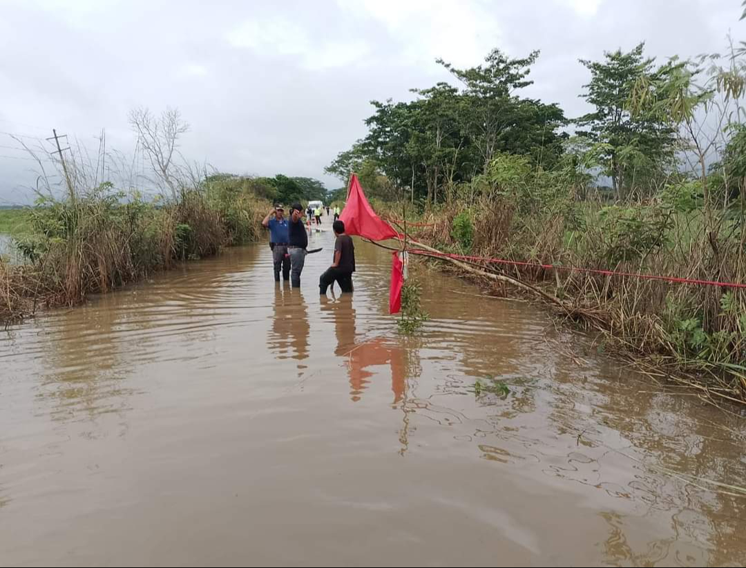 Enormes láminas de agua se crearon en tramos carreteros, que representan un riesgo para los conductores y transportistas que circulan por la zona.