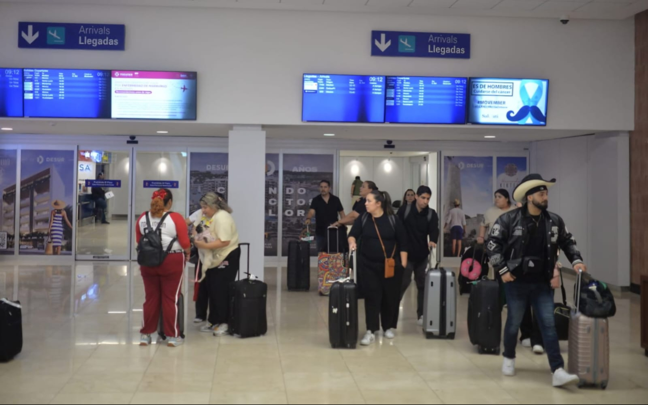 Hay gran afluencia de personas en el aeropuerto de Mérida