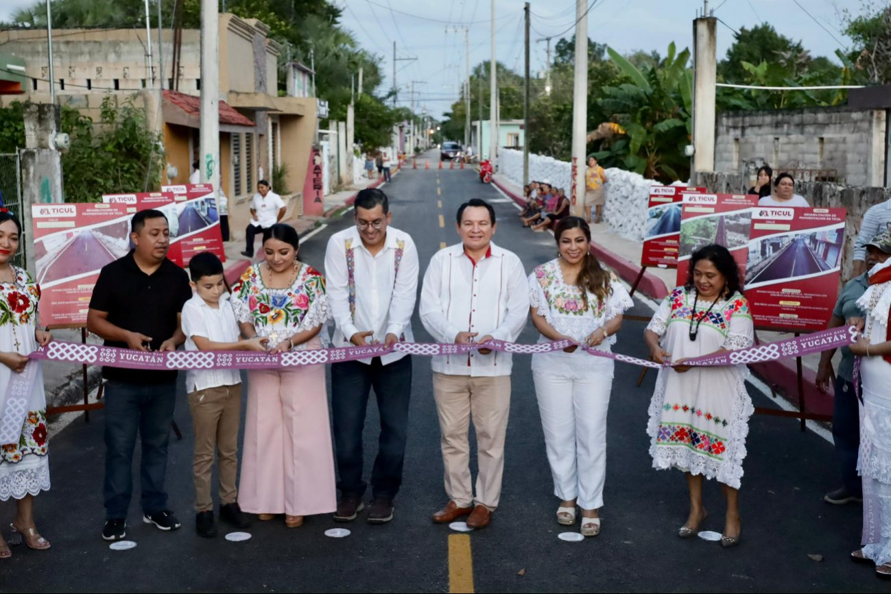 "Huacho" Díaz Mena y Beto Parra Inauguran calles pavimentadas en Ticual. 