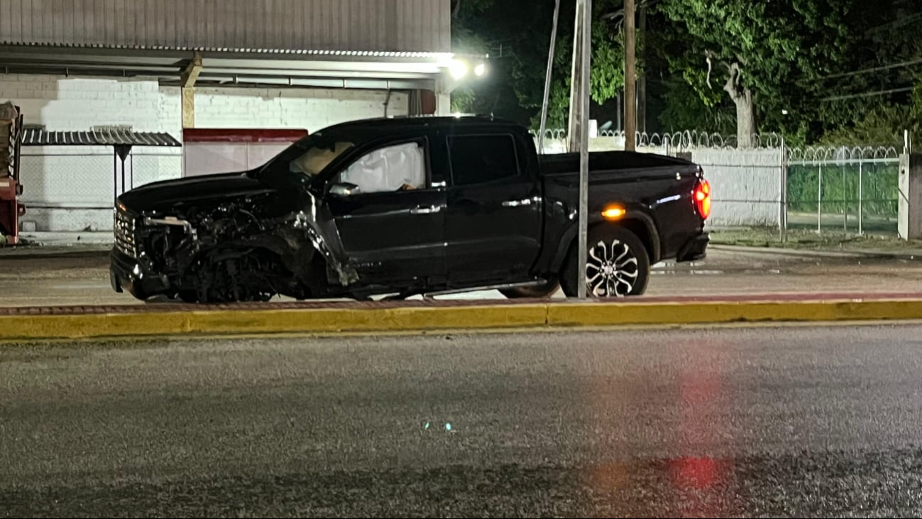 Impacta si camioneta contra cámaras