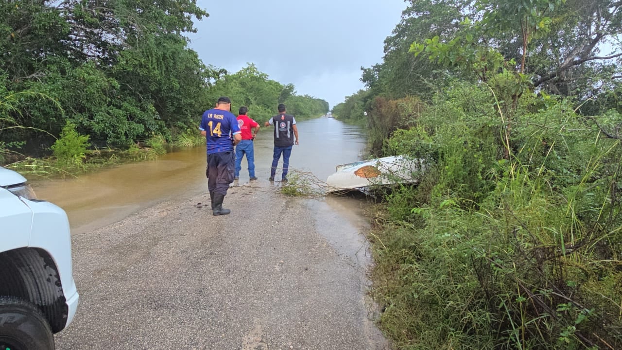 Inundaciones bloquean la circulación en el tramo Petcacab–Chan Santa Cruz