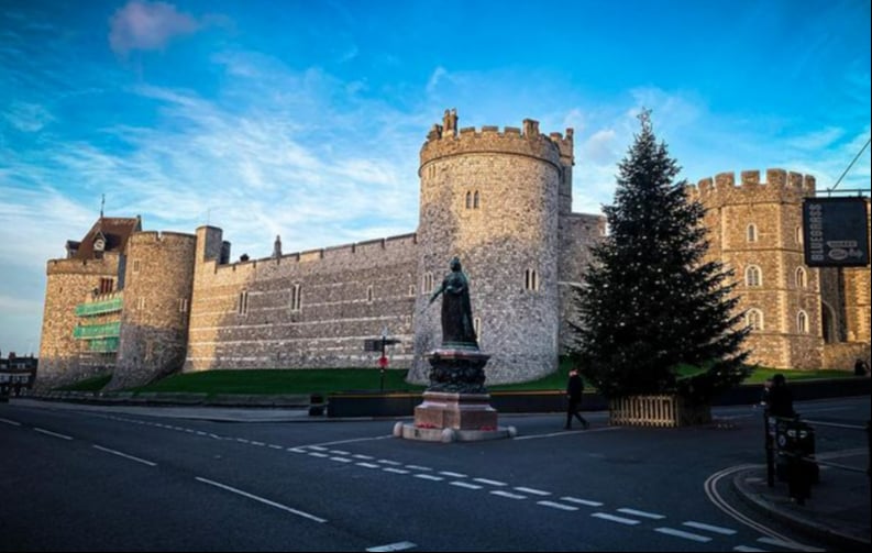 Ladrones se roban vehículos del Castillo de Windsor mientras el Príncipe y su familia dormían.