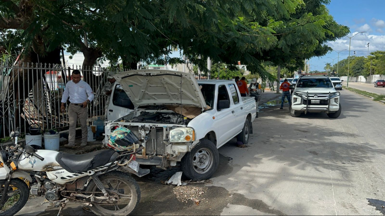 Chispas de soldadura provocan incendio en una camioneta en Campeche