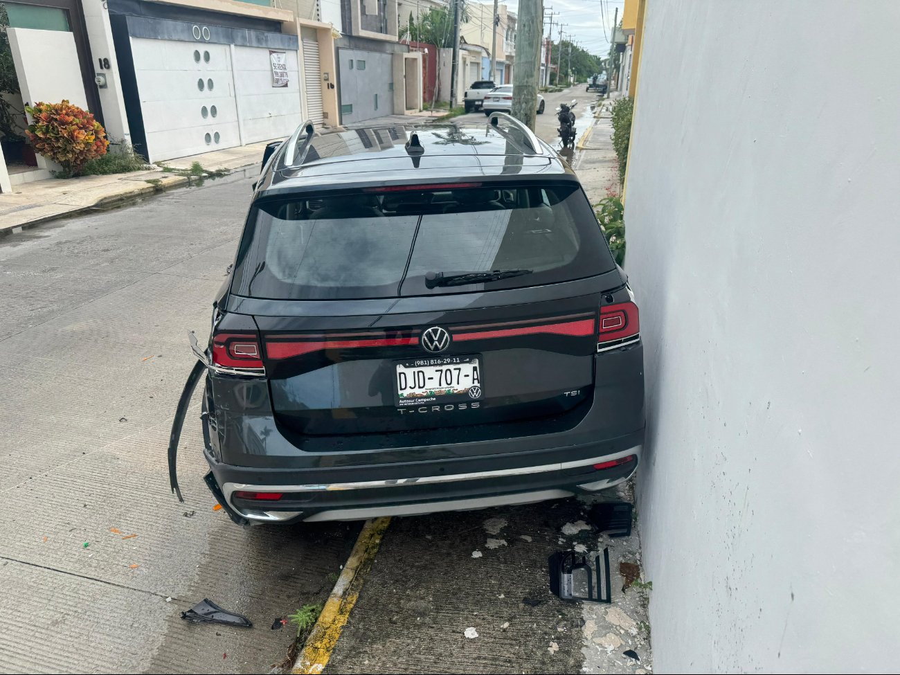 Conductor abandona su auto tras provocar fuerte accidente en Ciudad del Carmen