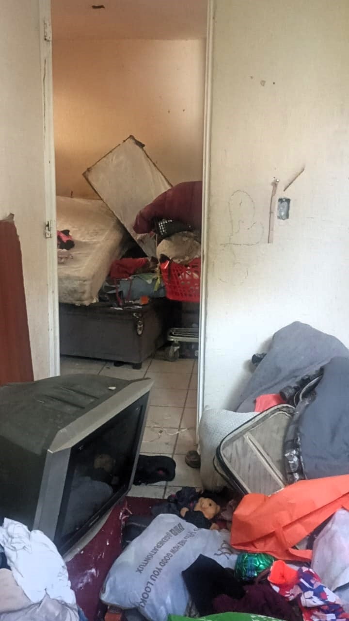 Una terrible escena observaron los vecinos dentro del departamento, a través de las ventanas