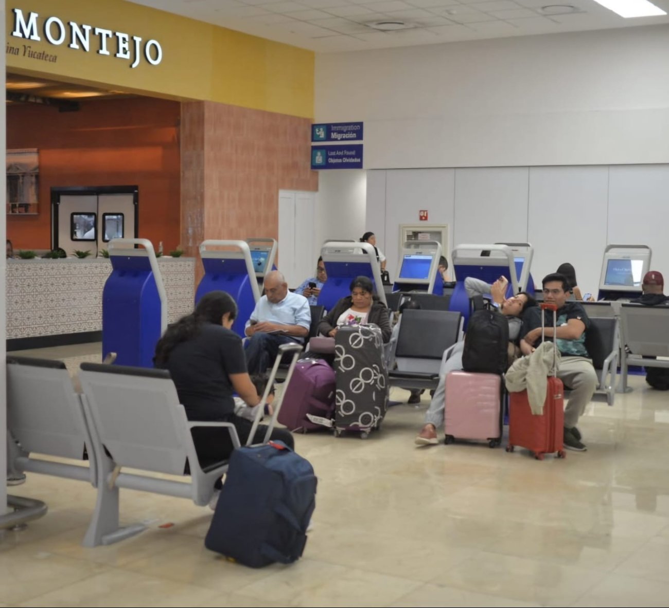 Usuarios del aeropuerto de Mérida esperan para abordar sus vuelos