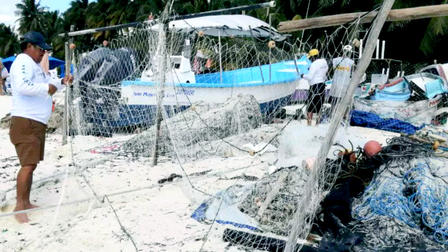 Pescador de Playa del Carmen preserva la tradición de tejer redes 