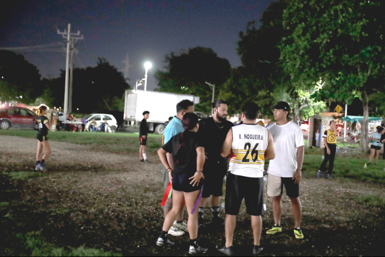 Al caer la noche, en ciertos espacios abiertos no hay luz, siendo un problema al momento de entrenar