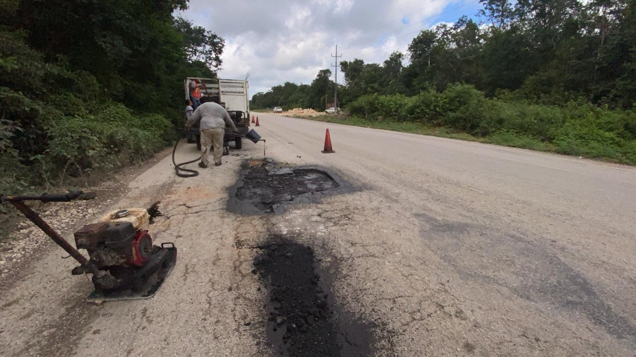 Ante las quejas de conductores por redes sociales, el Ayuntamiento de Tulum inició una brigada para arreglar el bache