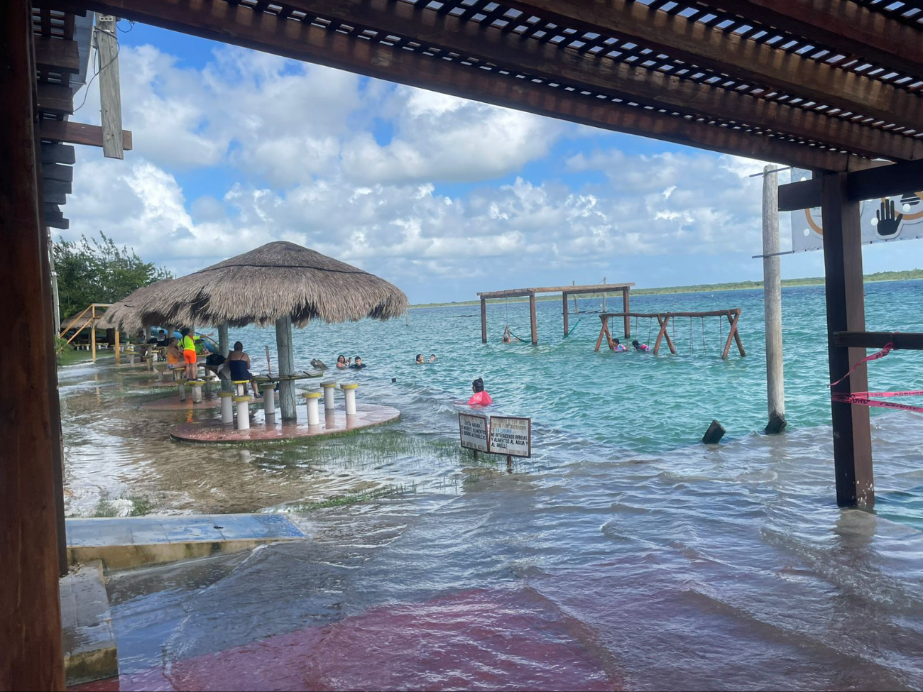 Áreas de descanso comenzaron a quedarse poco a poco bajo el agua