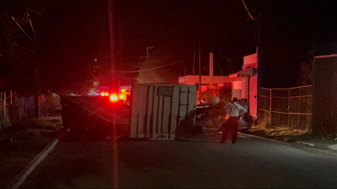 Choca contra plataforma de tráiler, es llevado crítico al hospital