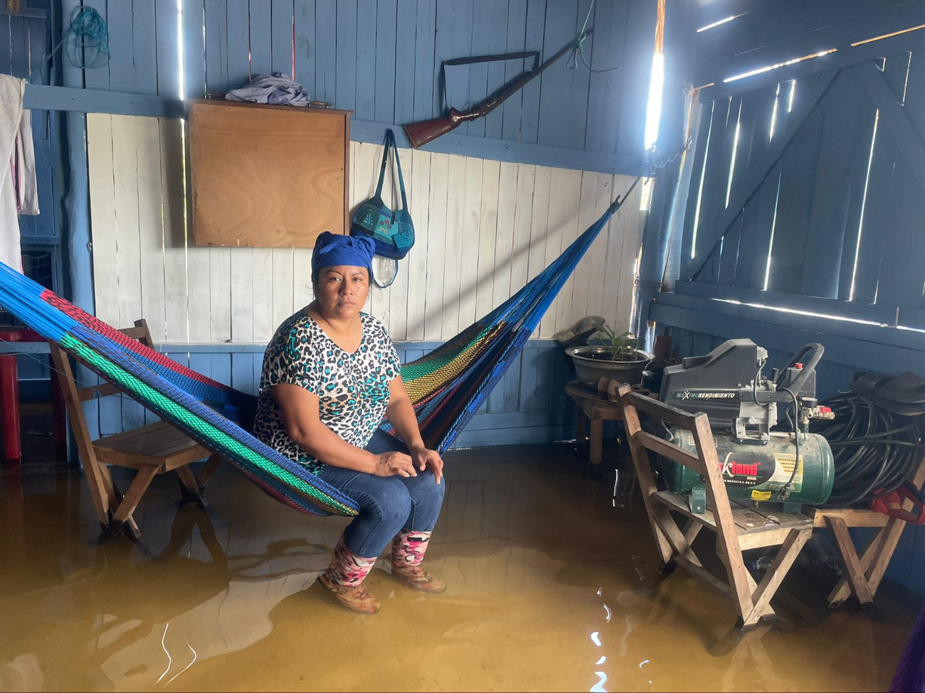 Debido al nivel del agua, la familia debe dormir en hamacas para descansar