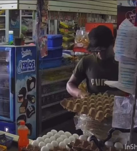 El hombre cargaba una bolsa verde y recorrió los pasillos antes de tomar los productos