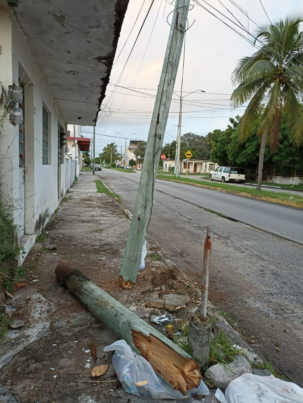 La falta de atención de las compañías responsables de los postes ponen en peligro a los habitantes.