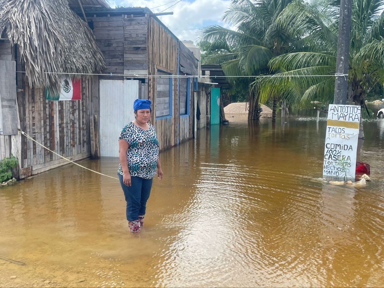 La familia dueña del local no sabe cuando bajará el agua, que afecta su negocio