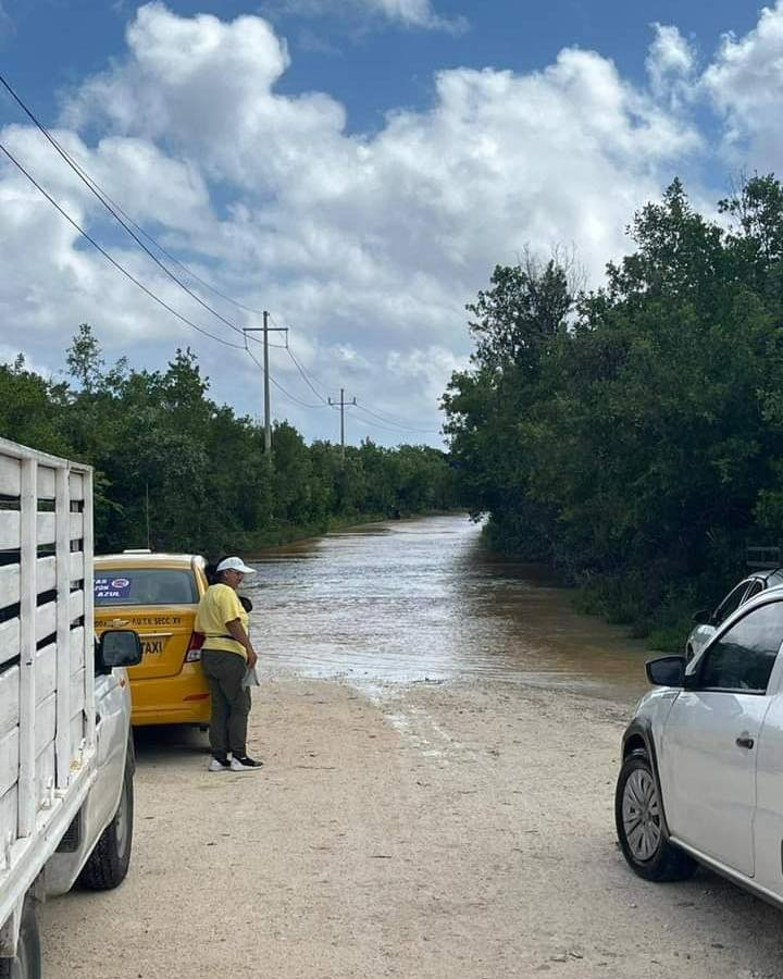 La severa afectación del agua en la zona, ha dejado sin poder movilizarse a los habitantes.