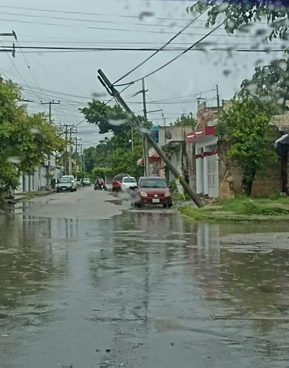 Los postes de telefonía en Chetumal pueden resultar un peligro para los ciudadanos.