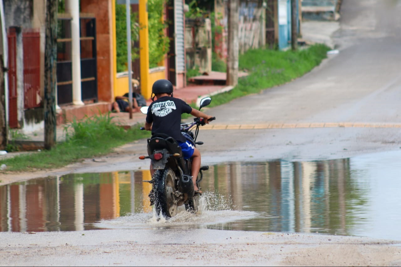 Motociclistas se han visto en dificultades por las calles anegadas