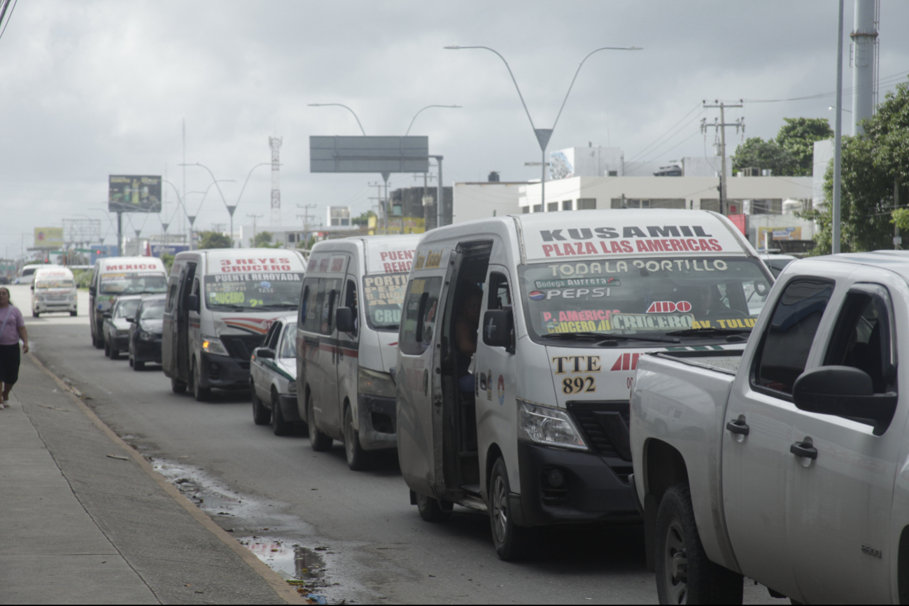 Usuarios de transporte público de Cancún se quejan de nulos  operativos del IMOVEQROO contra choferes de combis