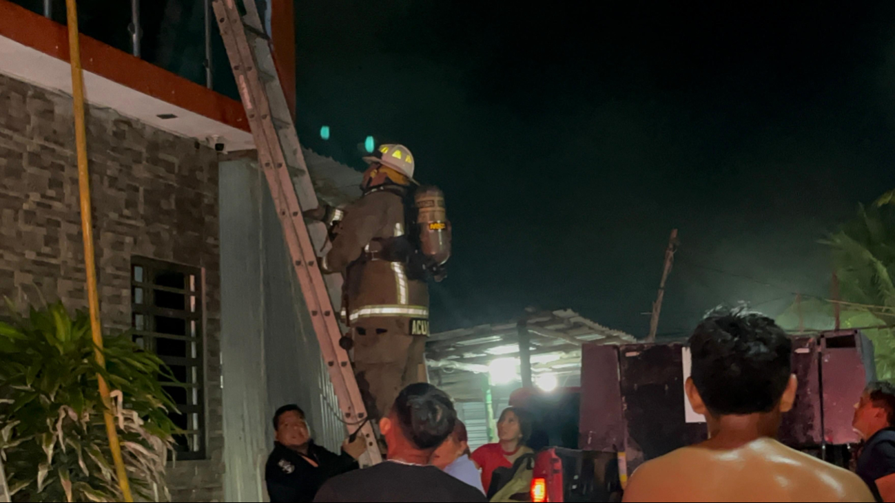 Incendio en Ciudad del Carmen genera movilización de bomberos