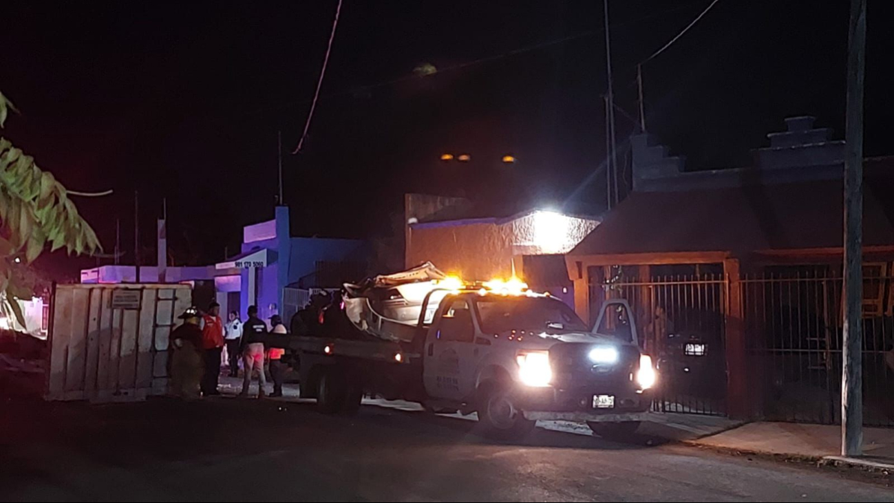 Conductor con lesiones críticas tras chocar contra plataforma de tráiler en Campeche